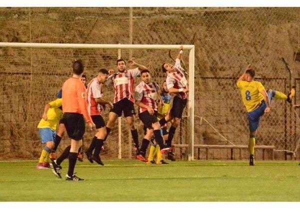 Imagen de archivo de un partido del Unión Marina en la pasada temporada (Foto TA)